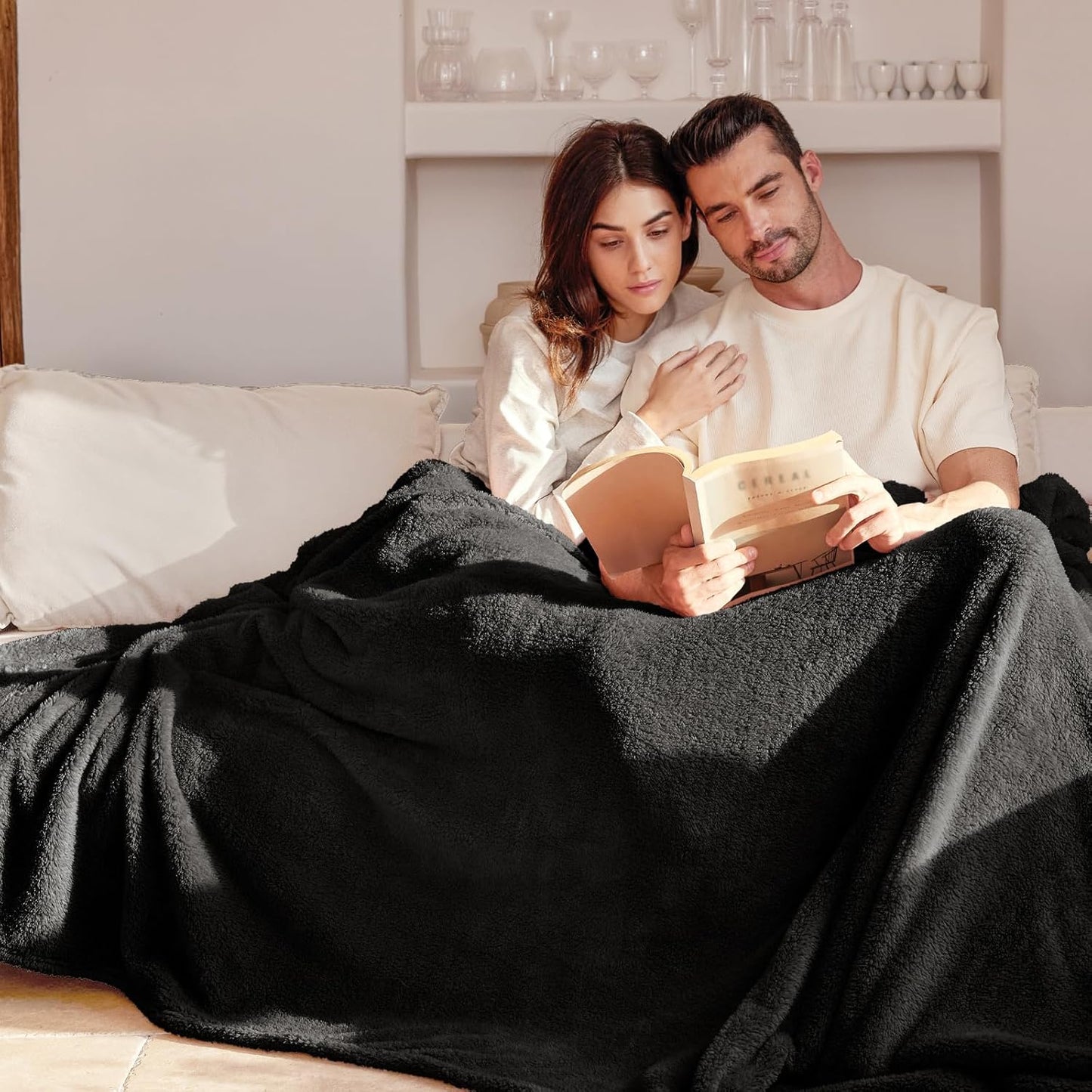 Exclusivo Mezcla Soft Fleece Throw Blanket for Couch, Super Soft Velvet Plush Bed Blanket, Fuzzy Cozy and Warm for All Seasons, 50x60 Inches, Black